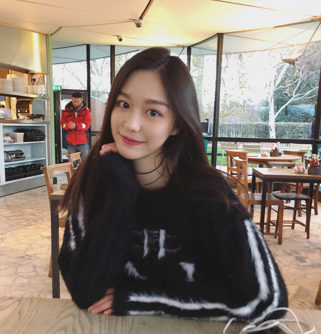 Nhan sắc xinh đẹp của ái nữ tập đoàn phân phối xe hơi Trung Quốc